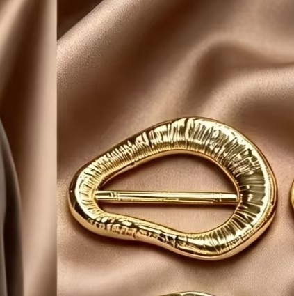 Актуална акрилна катарама с асиметрична форма, аксесоар за дреха и шал,ефектно равирана, златисто покритие, размер 7 на 4,5 см - S-C1057