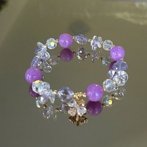 Ръчно изработена кристална гривна със спиращи дъха австрийски кристали в  хамелеон розово и виолетово, кристална детелина, позлатени рингове, размер 17-19 см, ръчна изработка - S-V1065