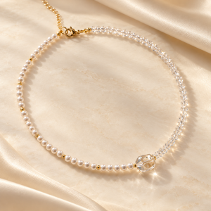 Ръчно изработено колие- наниз от перли Майорка 0,4 см, ефектни прозрачни кристали и ефектен лукс кристал, стоманени накрайници, добавяме удължител 5 см- S-K1915