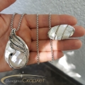 Бял седефен комплект, колие-брошка лебед 5 см на ланец 60 см и регулиращ се пръстен - S-KO1587