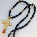 Емблематична черна ониксова броеница-колие 70 см с висулка масивен стоманен кръст 7 см, камъни 8 или 10 мм - S-MK1200
