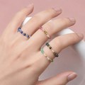 Нежен ръчно изработен еластичен двуцветен пръстен от естествени камъни розов родонит и бял ахат мънисто фасета 3 мм и стоманено позлатено мънисто -S-PK1089